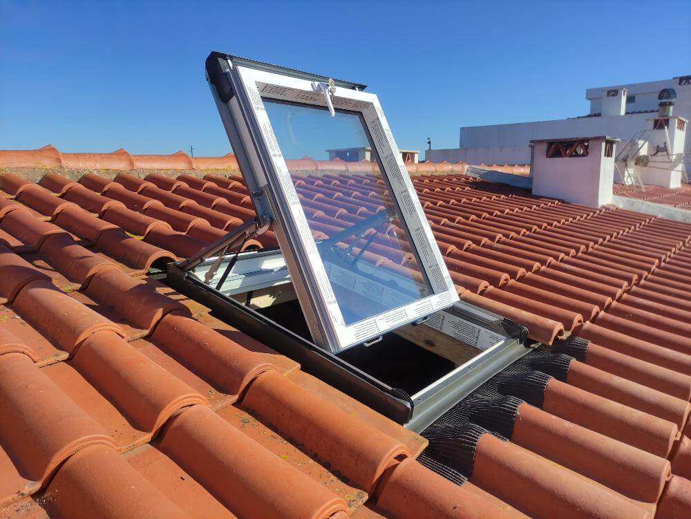 Janela de Sótão em PVC | Abertura Projetante  IGKV - Image 5